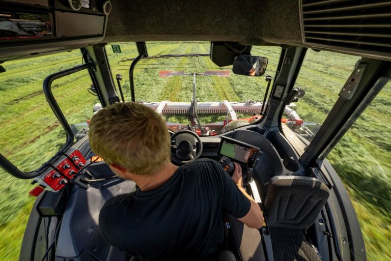 valtra-t-series-brown-reiter-respiro-belt-rake-nivala-2021-img--hires-2